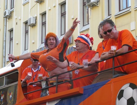 Грандиозное шествие голландских болельщиков: центр Харькова вновь стал оранжевым