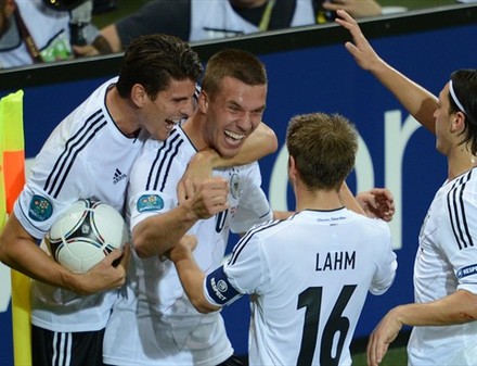 Голы Подольски и Бендера принесли сборной Германии победу над Данией