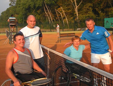 Как харьковские чиновники бок-о-бок с колясочниками в теннис играли (ФОТО)
