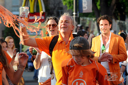 Грандиозное шествие голландских болельщиков