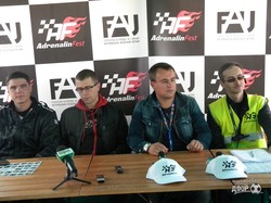 Под Харьковом лучшие гонщики четырех стран сражались в дрег-ресинге (ФОТО)