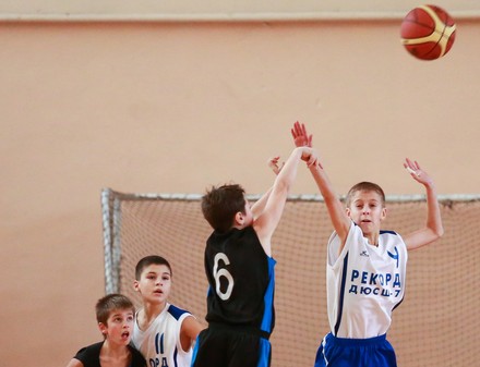 Юные харьковчане померялись силами с российскими баскетболистами (ФОТО)