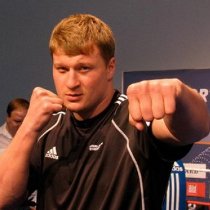 Александр Поветкин нокаутировал соперника, а несостоявшийся соперник Кличко проиграл финскому парню