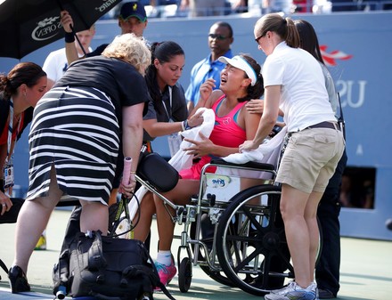 Китайску теннисистку увезли с корта на инвалидной коляске!