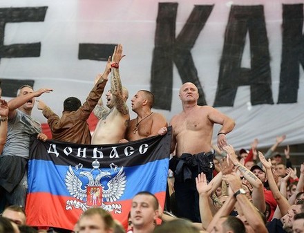 Фаны сербского клуба в Москве вывесили флаг ДНР