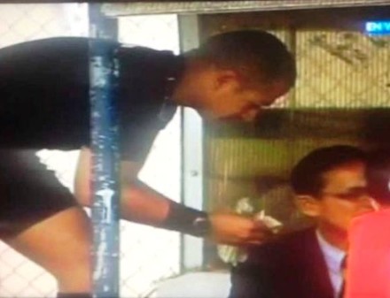 Бесцеремонность эквадорского арбитра зашкаливает!