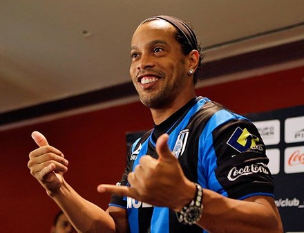 Недовольный политик назвал Роналдиньо "какой-то обезьяной"