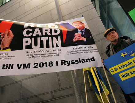 Российские болельщики напали на проукраинскую акцию в Швеции