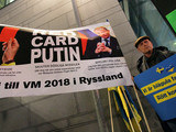 Российские болельщики напали на проукраинскую акцию в Швеции