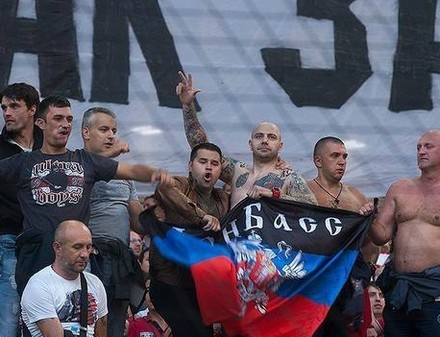 Россияне запретили пьяному вывесить флаг ДНР (фото)