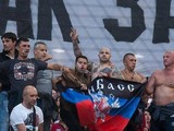 Россияне запретили пьяному вывесить флаг ДНР (фото)