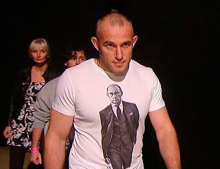 Харьковский боец UFC Олейник надел майку с Путиным на взвешивание перед боем