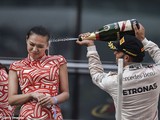 Формула-1. Льюис Хэмилтон, обрызгав шампанским девушку-хостес, попал под "огонь" борцов с сексизмом